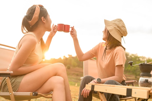 La giovane donna abbastanza asiatica gode del campeggio