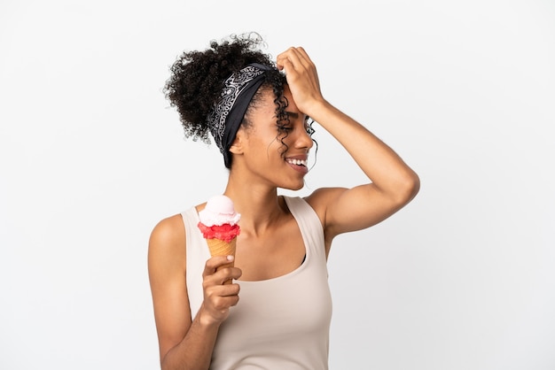 La giovane donna afroamericana con un gelato alla cornetta isolato su sfondo bianco ha realizzato qualcosa e intendeva la soluzione