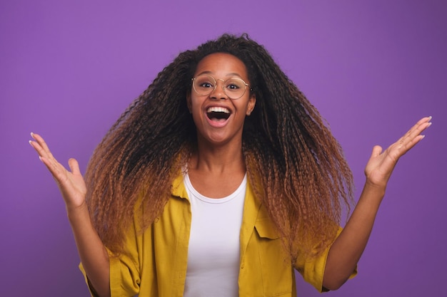 La giovane donna afroamericana felicissima urla eccitata e agita le mani