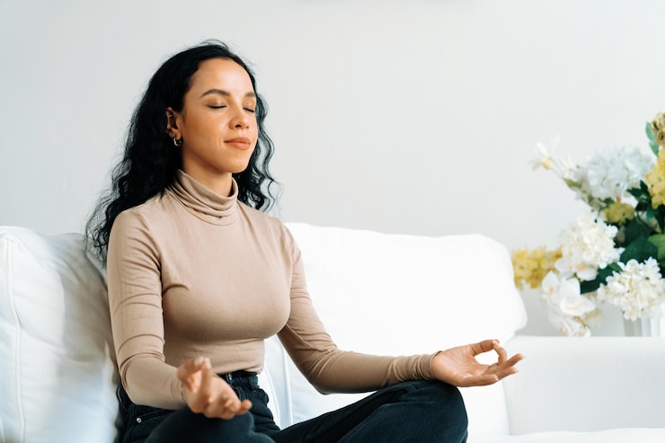 Foto la giovane donna afroamericana pratica la meditazione consapevole cruciale a casa