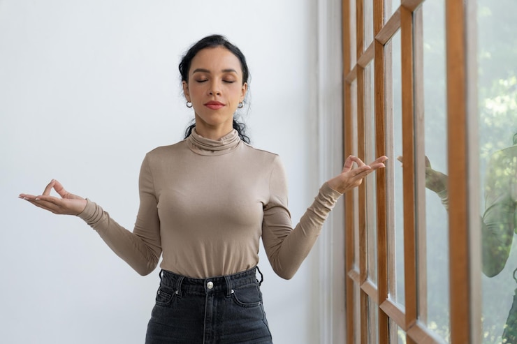 Foto la giovane donna afroamericana pratica la meditazione consapevole cruciale a casa