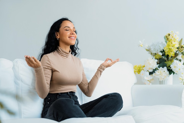 Foto la giovane donna afroamericana pratica la meditazione consapevole cruciale a casa