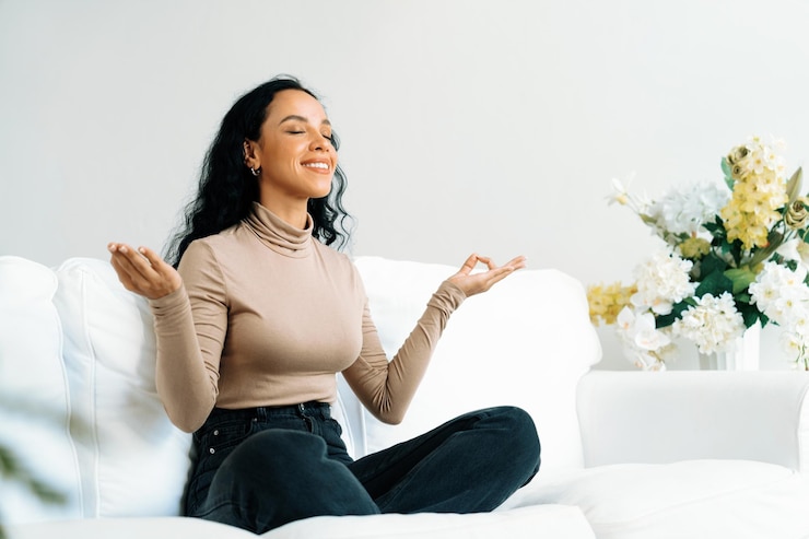 Foto la giovane donna afroamericana pratica la meditazione consapevole cruciale nel soggiorno di casa per migliorare la forza della salute mentale e una vita pacifica e bella