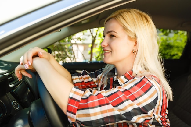 La giovane donna alla guida di un&#39;auto