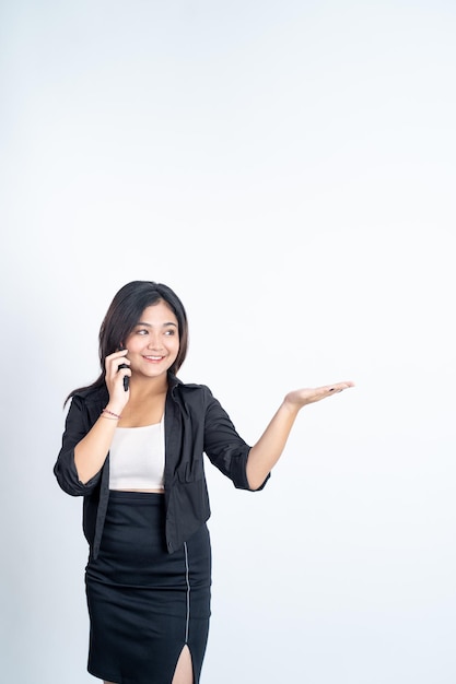 La giovane donna asiatica effettua una chiamata con la presentazione del gesto della mano