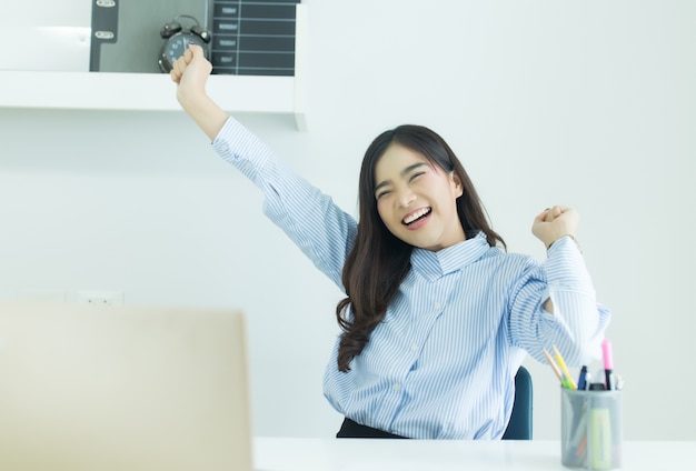 La giovane donna asiatica felice di affari ha finito il suo lavoro.