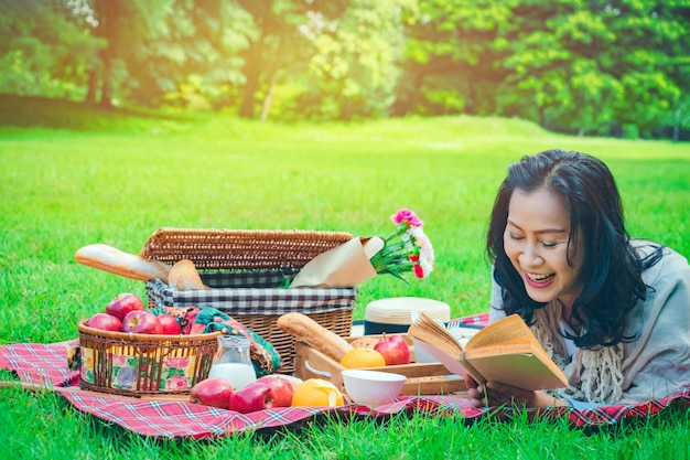 La giovane donna asiatica si rilassa il tempo in parco.