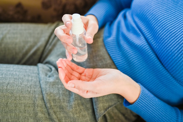 La giovane donna beve l'acqua da una bottiglia