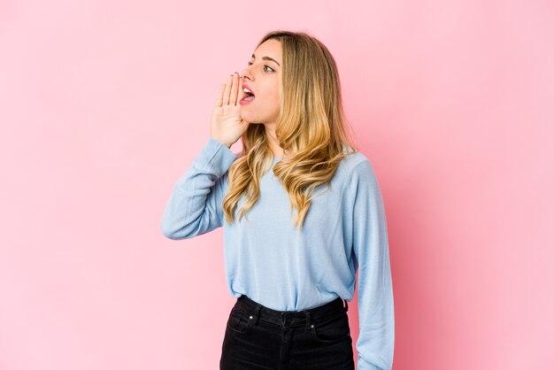 La giovane donna bionda si sente orgogliosa e sicura di sé