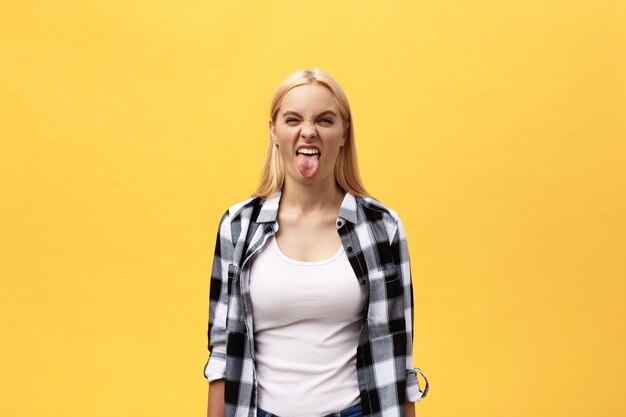 La giovane donna bionda triste con capelli tinti si è vestita casualmente facendo i fronti alla macchina fotografica