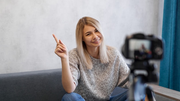 La giovane donna blogger parla di affari o registra una conferenza