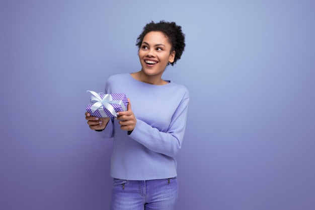 La giovane donna bruna con i capelli afro ha ricevuto un regalo di compleanno