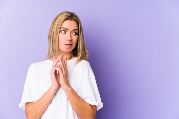 La giovane donna caucasica bionda ha isolato il piano di preparazione in mente, installante un'idea.