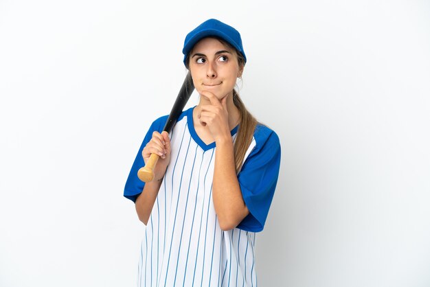 La giovane donna caucasica che gioca a baseball ha isolato avendo dubbi e pensando