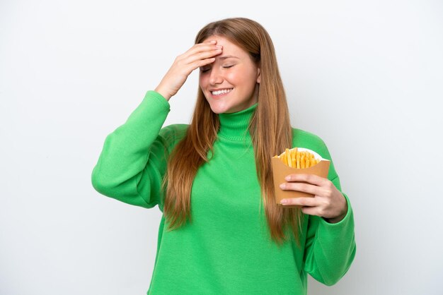 La giovane donna caucasica che tiene le patatine fritte isolate su sfondo bianco ha realizzato qualcosa e intendeva la soluzione