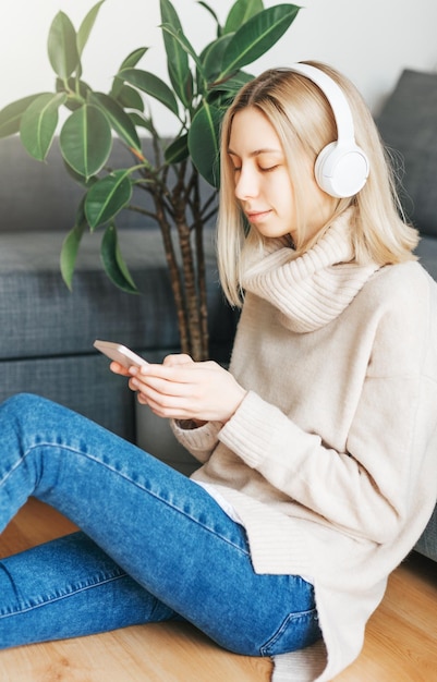 La giovane donna caucasica si rilassa a casa con la musica