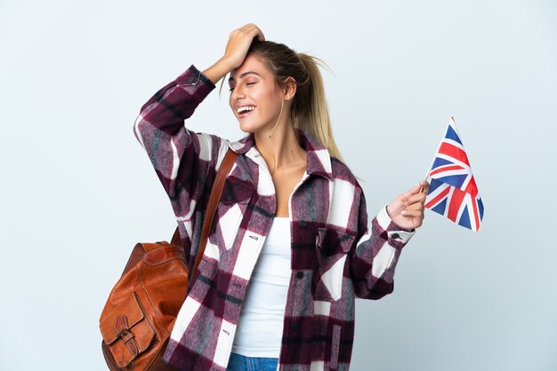 La giovane donna che tiene una bandiera del Regno Unito su bianco ha realizzato qualcosa e intende la soluzione