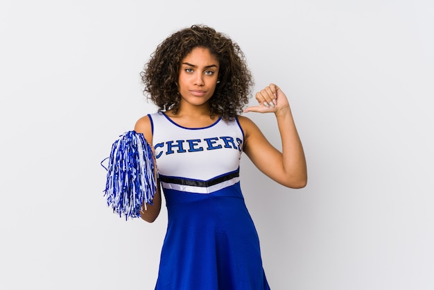 La giovane donna cheerleader afroamericana isolata si sente orgogliosa e sicura di sé, esempio da seguire.