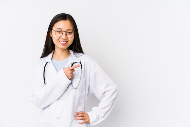 La giovane donna cinese di medico ha isolato sorridere e indicare da parte, mostrando qualcosa nello spazio.