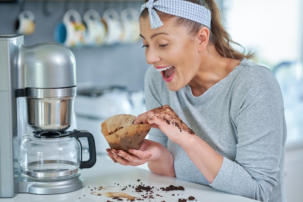 La giovane donna con i fondi di caffè lo usa per sbucciare