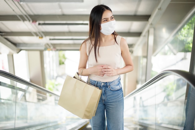 La giovane donna con la maschera sta stando all'aperto