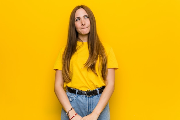 La giovane donna dai capelli rossi allo zenzero confusa, si sente dubbiosa e incerta.