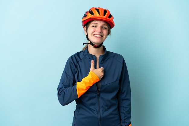 La giovane donna del ciclista sull'azzurro che dà un pollice aumenta il gesto