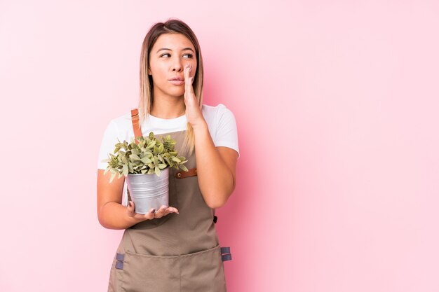 La giovane donna del giardiniere sta dicendo una notizia di frenata calda segreta e sta guardando da parte