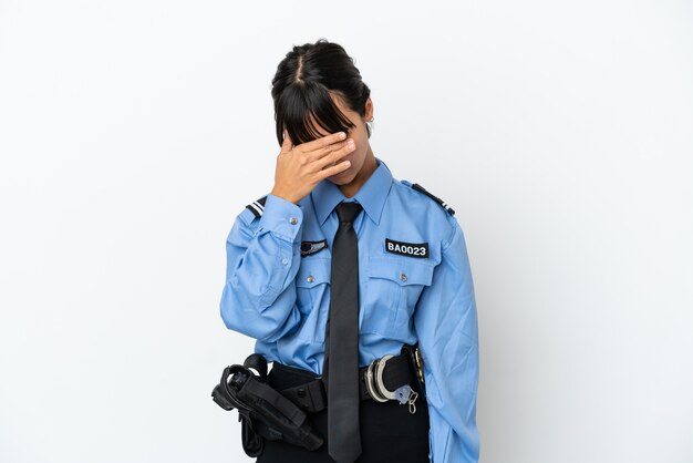 La giovane donna della corsa mista della polizia ha isolato il fondo con l'espressione stanca e malata