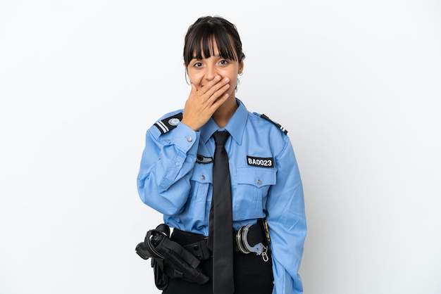 La giovane donna della corsa mista della polizia ha isolato lo sfondo felice e sorridente che copre la bocca con la mano