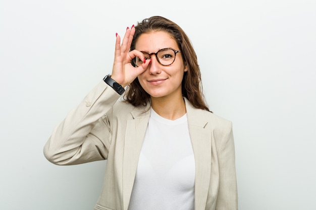 La giovane donna di affari europea ha eccitato mantenendo il gesto giusto sull'occhio.