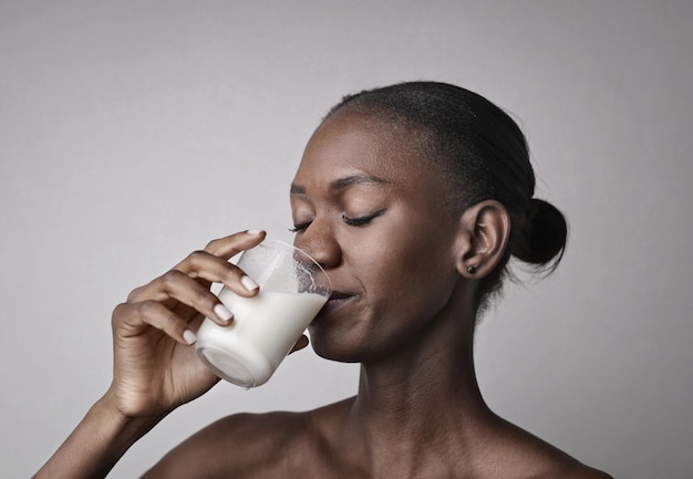 la giovane donna di colore beve il latte