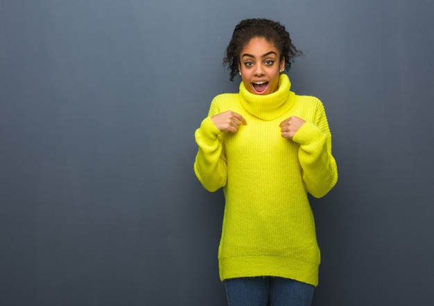 La giovane donna di colore sorpresa, si sente di successo e prospera