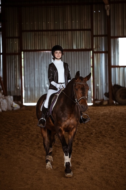 La giovane donna è impegnata negli sport equestri, allenandosi a cavallo