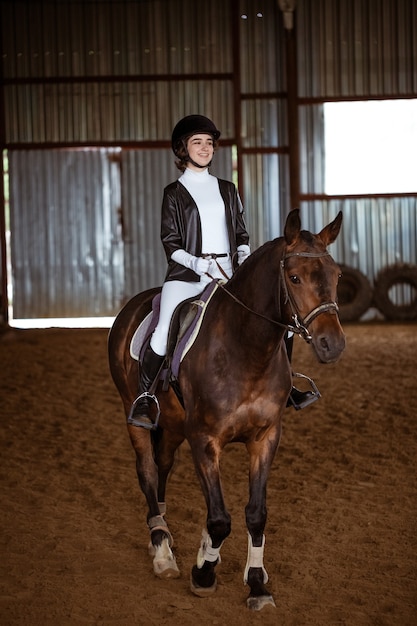 La giovane donna è impegnata negli sport equestri, allenandosi a cavallo