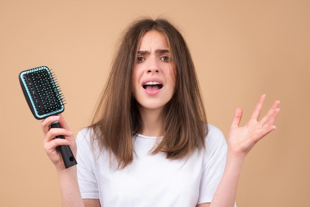 La giovane donna è molto turbata a causa del taglio di capelli di perdita di capelli e di una cura dei capelli sana, un grave problema di caduta dei capelli