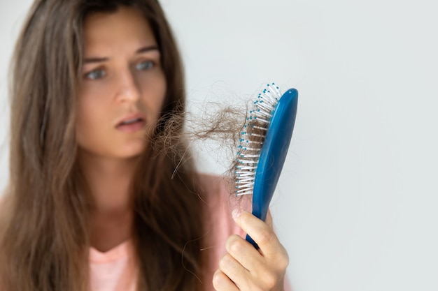 La giovane donna è sconvolta a causa della perdita di capelli