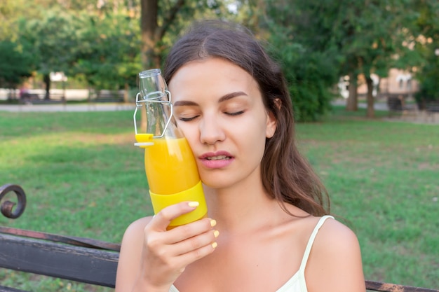 La giovane donna è stanca del caldo