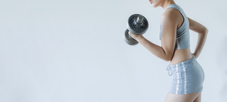la giovane donna fa la sua serie con il concetto di fitness di pesi da palestra vintage vintage