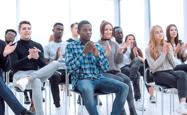 La giovane donna fa una domanda a un seminario d'affari e all'istruzione