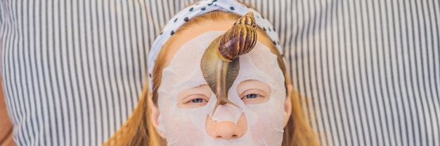 La giovane donna fa una maschera facciale con muco di lumaca lumaca che striscia su un banner di maschera facciale di formato lungo