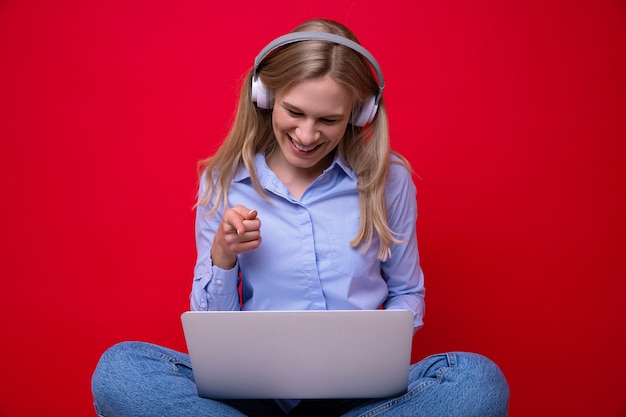 La giovane donna fa una videochiamata dal laptop