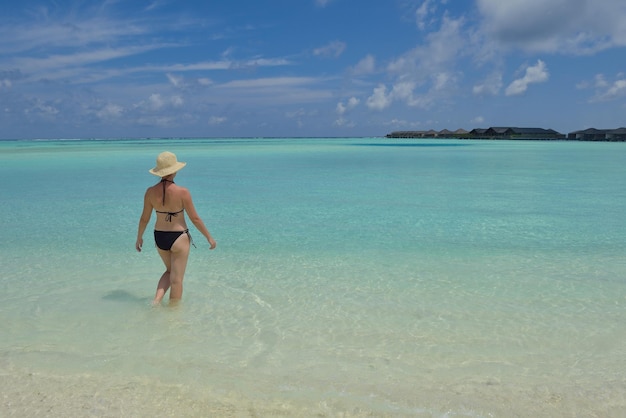 la giovane donna felice in vacanza estiva sulla bellissima spiaggia tropicale si diverte e si rilassa