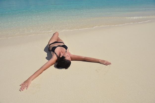 la giovane donna felice in vacanza estiva sulla bellissima spiaggia tropicale si diverte e si rilassa
