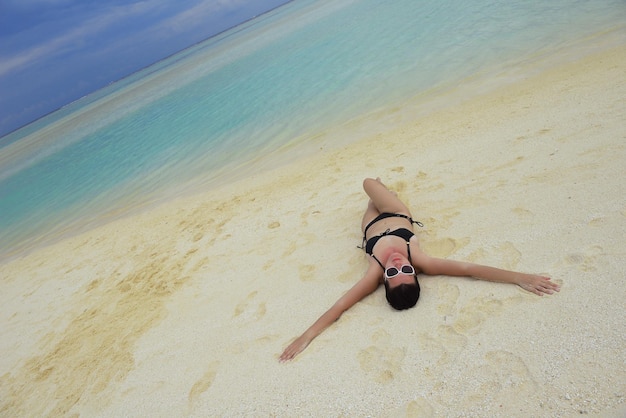 la giovane donna felice in vacanza estiva sulla bellissima spiaggia tropicale si diverte e si rilassa