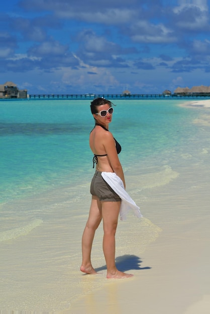 la giovane donna felice in vacanza estiva sulla bellissima spiaggia tropicale si diverte e si rilassa