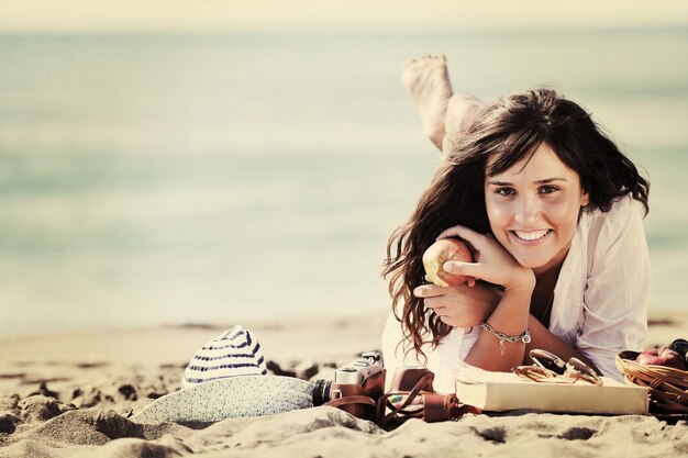 la giovane donna felice si rilassa sulla bellissima spiaggia al mattino