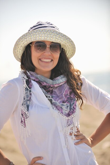 la giovane donna felice si rilassa sulla bellissima spiaggia al mattino