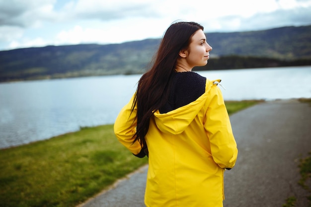 La giovane donna gode della libertà sullo sfondo delle montagne della Norvegia La ragazza turistica