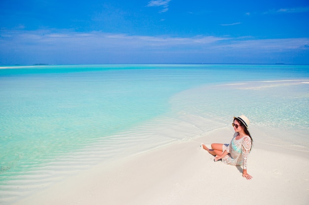 La giovane donna gode della vacanza tropicale della spiaggia sulle Maldive